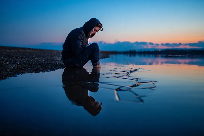 Метафорическое изображение нарушенного самовосприятия через разбитое отражение